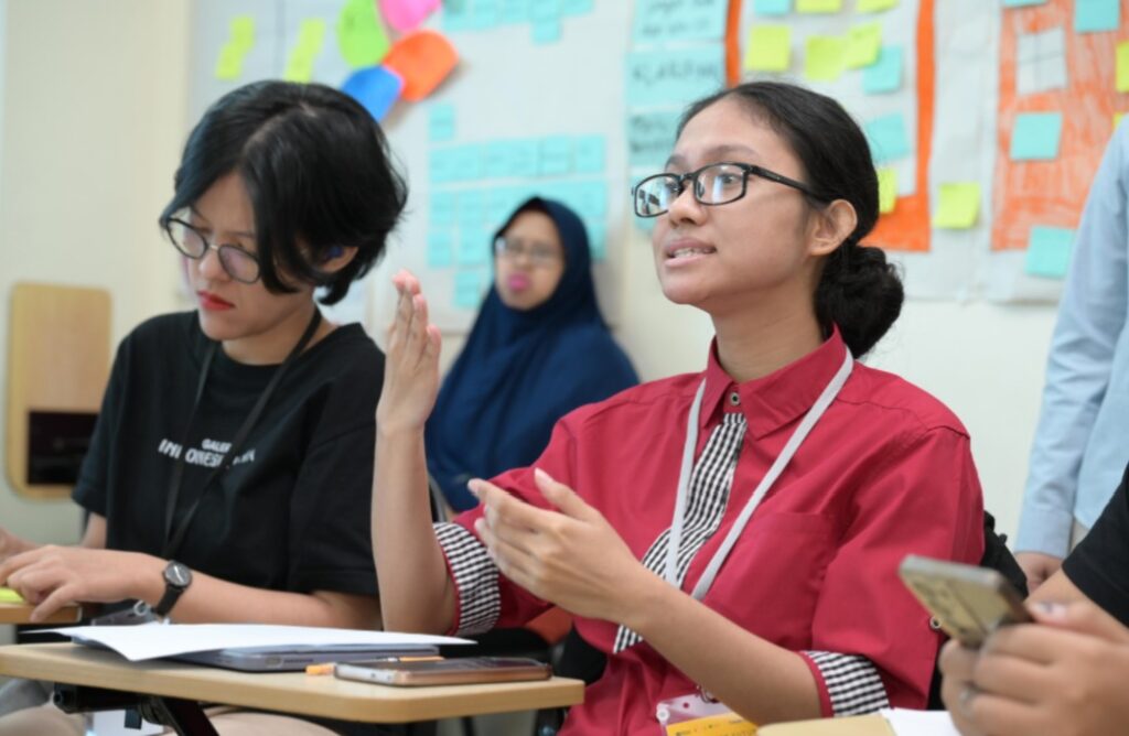 Sintikhe Putri Evatasya Nabunome, peserta Tuli, menyebut workshop ini sangat menarik karena banyak permainan yang seru